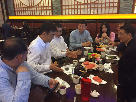 汪俊博士（左4）、刘雯颖博士（左5）、李才博士（左1）、蔡天权博士（左3）和沈东明博士（右1）、李德润博士（右2）一起倾听孙勇奎（左2）院士规划创新妄想