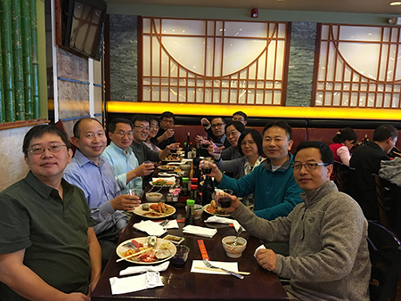 下届SAPA会长刘建博士（左），J9集团新泽西客户总监王建锋博士（右5）等专家举杯庆佳节