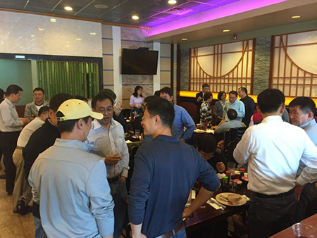 专家们相谈甚欢，直到晚上时辰，仍不舍离去