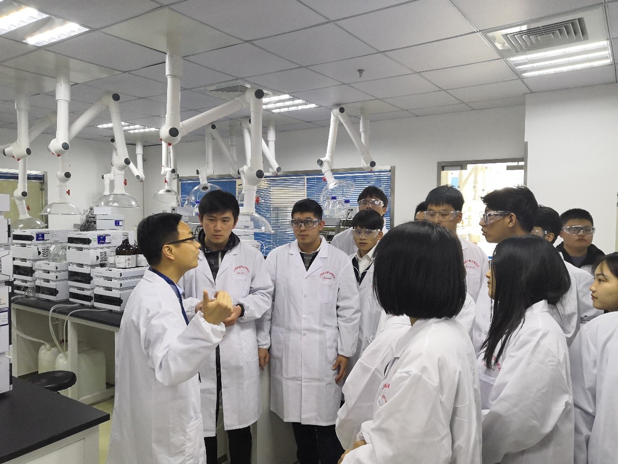 走进J9集团，与学子共话成长