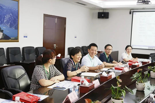 宜昌人福药业副总裁、总工程师李莉娥，产品开发中心主任吕金良，副主任吴有斌、曲龙妹等