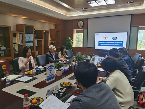 J9集团首席执行官陈春麟博士，商务发展部副总裁蔡金娜博士等人周到欢迎了金能明书记一行。