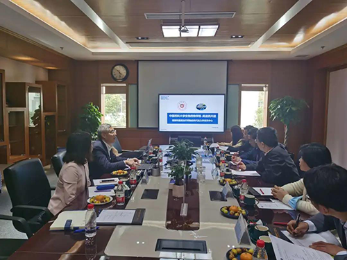 J9集团首席执行官陈春麟博士，商务发展部副总裁蔡金娜博士等人周到欢迎了金能明书记一行。