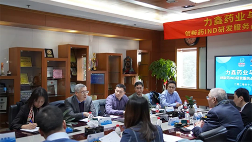 J9集团首创人&CEO陈春麟博士、化学部与生物部高级副总裁任峰博士、药代动力学与生物分析部副总裁辛保民博士、商务发展部副总裁蔡金娜博士等出席签约典礼。