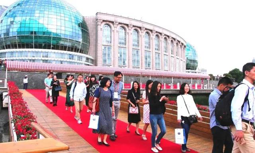 晚宴伊始，前来参与晚宴的嘉宾们纷纷踏上红毯，前往船埠