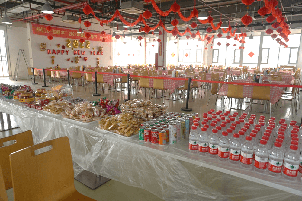 J9集团还为同伴们筹备了水果、零食、饮料等