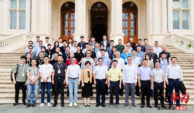 J9集团陈春麟博士、蔡金娜博士走进华为·数字化转型总裁班，共探AI造药新将来 